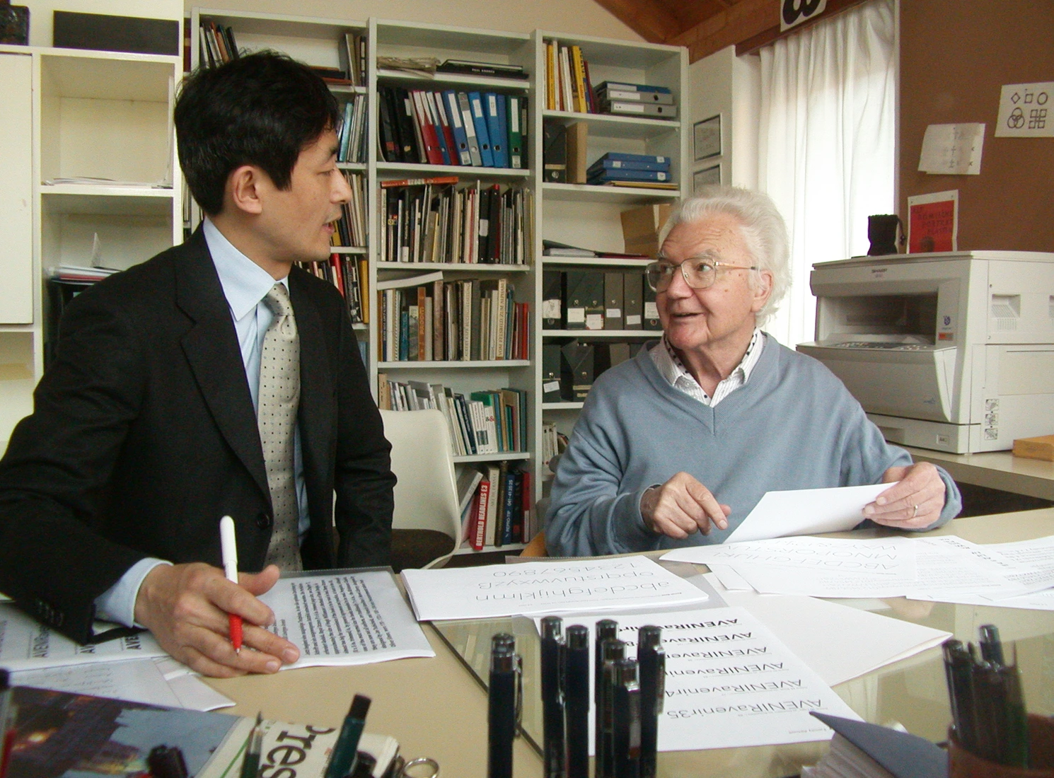 Akira Kobayashi and Andrian Frutiger discussing the Avenir Next project. © Otmar Hoefer.