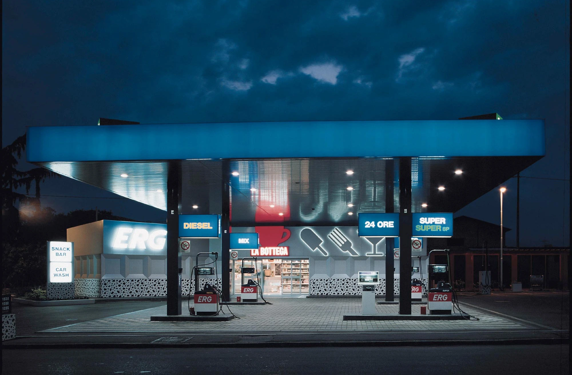 Gas station combined with a La Bottega shop