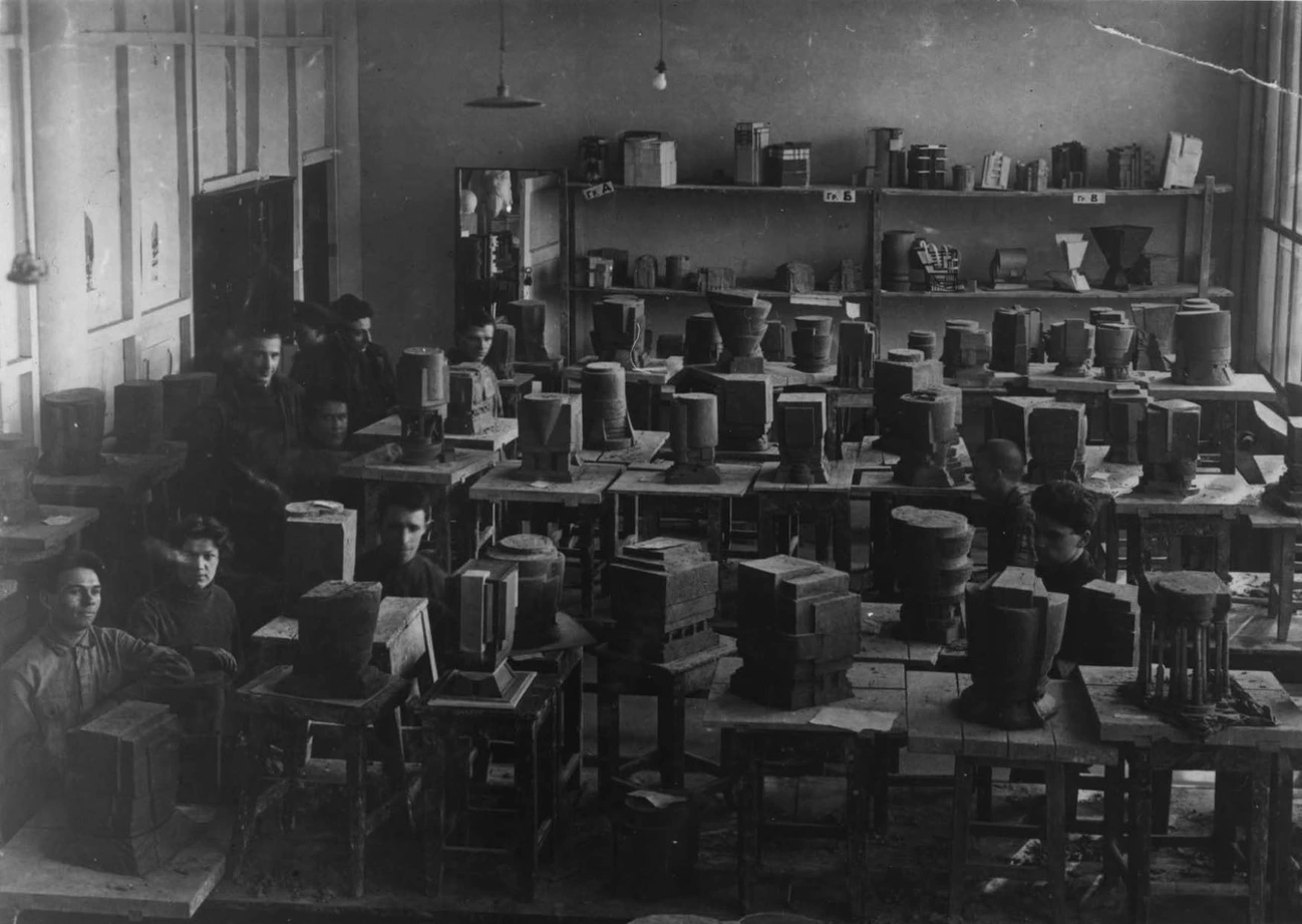 Exhibition of student works on the revelation and expression of mass and weight in the lecture hall