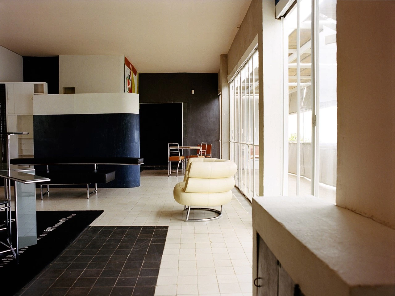 Interiors of E-1027 with a Bibendum chair