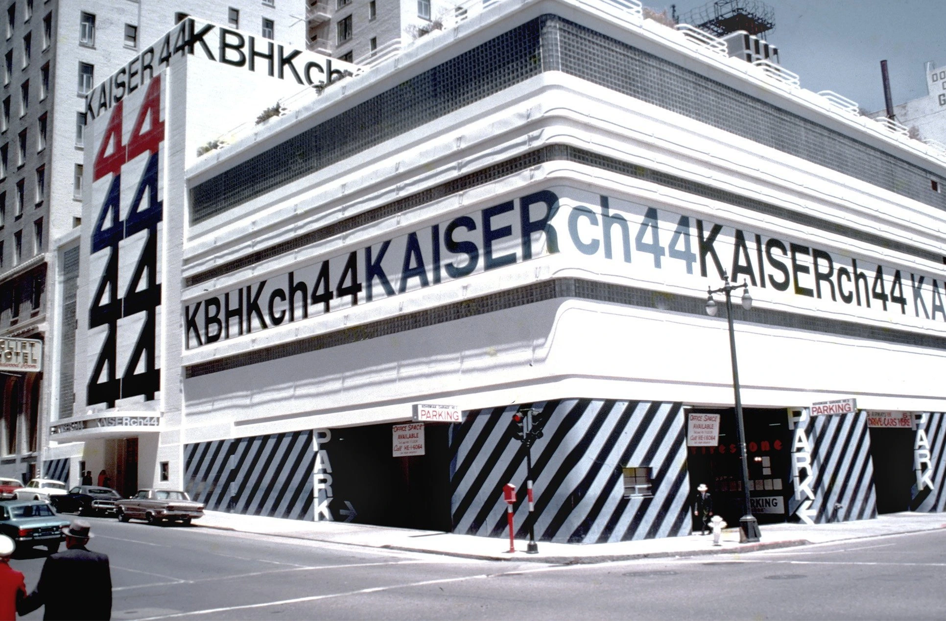 A building with a sign &#x27;KBHKch44KAISER&#x27;
