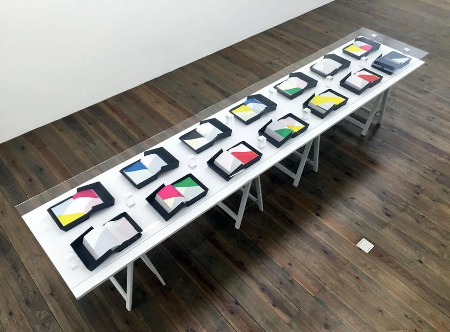 Irma Boom, Hommage à Kelly. A table with book copies
