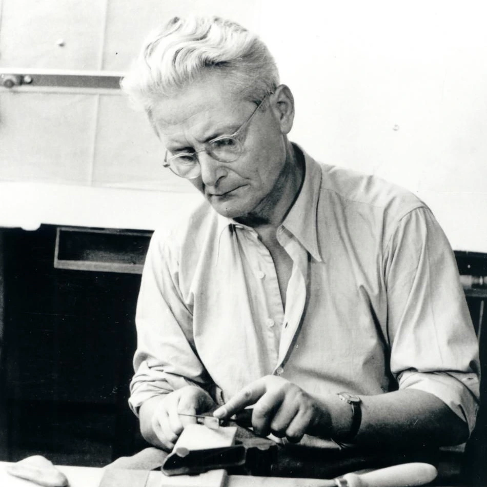 Wilhelm Wagenfeld at work