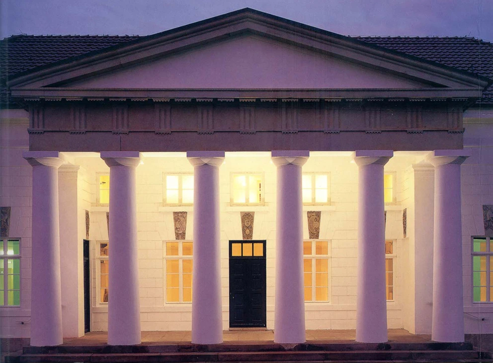 The Wilhelm Wagenfeld Haus in Bremen. A portico with columns
