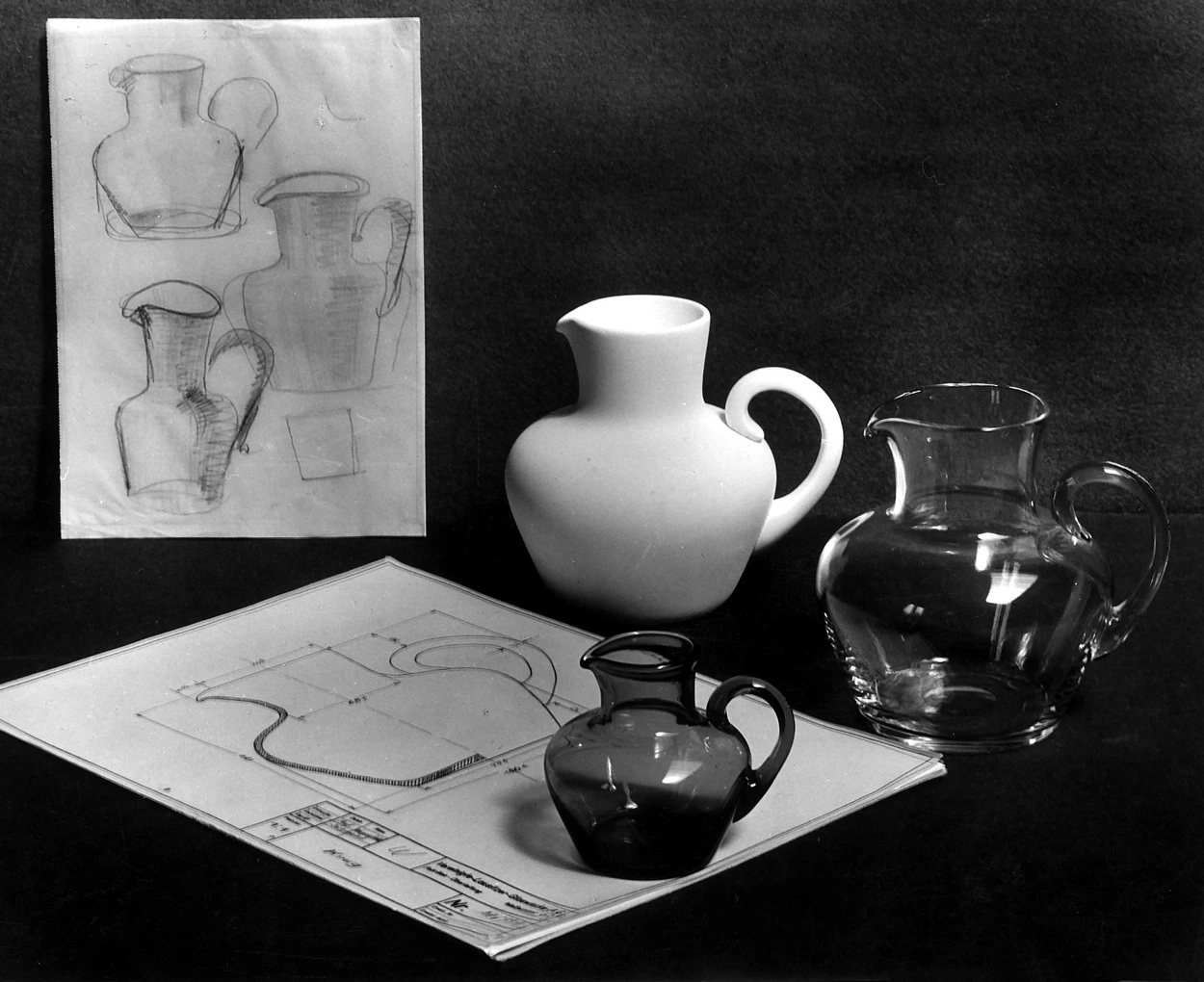 Water jugs designed by Wilhelm Wagenfeld and their sketches