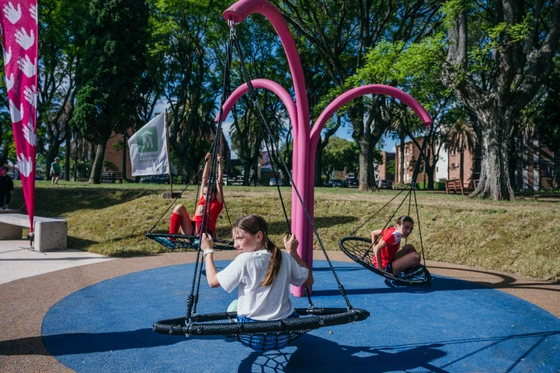 Niños disfrutando de un espacio de juego inclusivo