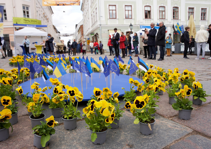 Euroopa päeva tähistamine Tartu Rakoja platsil. Väljak on kaunistatud Eesti, Euroopa Liidu ja Ukraina lippudega.