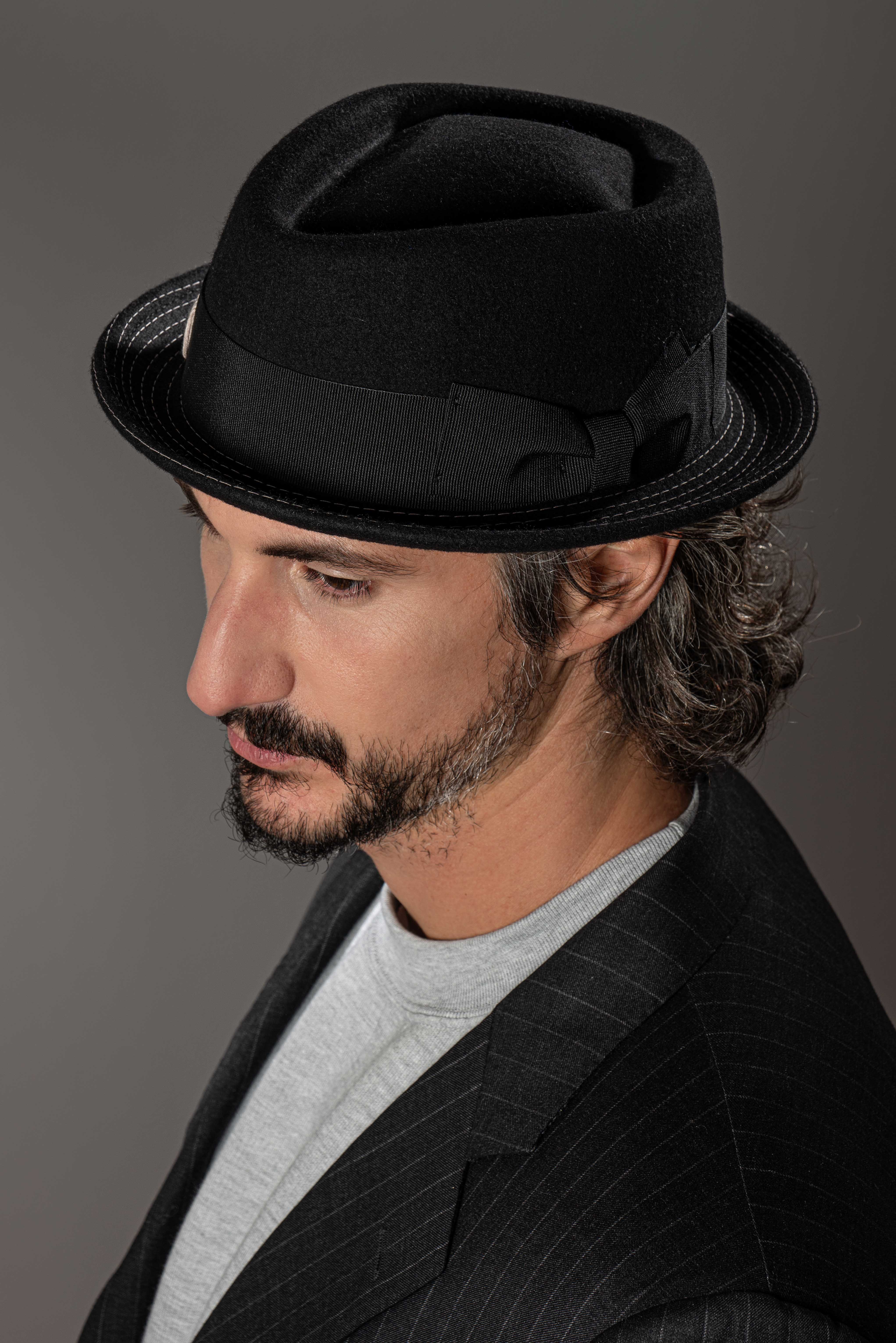 Uomo con cappello pork pie nero