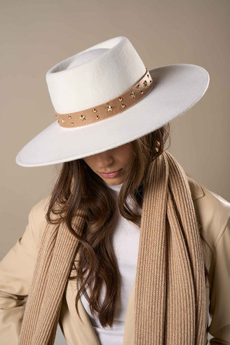 Foto di donna con cappello in feltro e cinturino