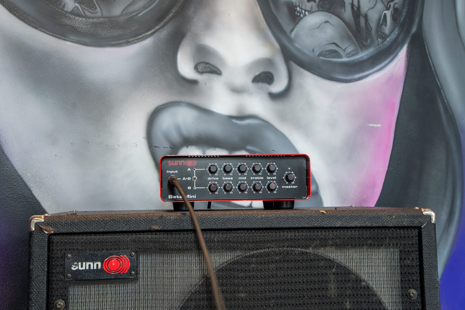 Sunn Beta Mini: 200watt e due canali in un mostro compatto pensato per distorsioni ancestrali