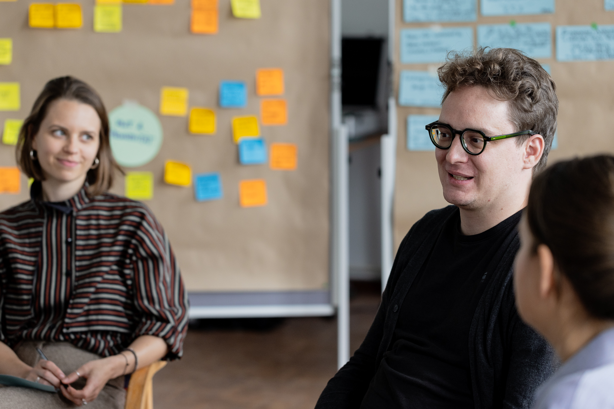 Ein Teammitglied erzählt und das Andere hört aufmerksam zu.