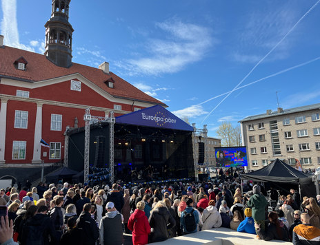Euroopa päeva kontsert Narva Raekoja platsil. Esinevad Anne Veski ja nublu.